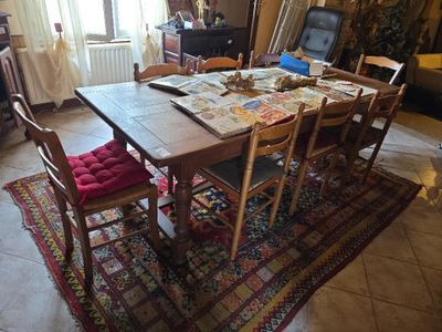 une salle à manger équipée d'une table, de chaises et d'un téléviseur