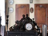 une horloge posée sur un plan de travail en marbre