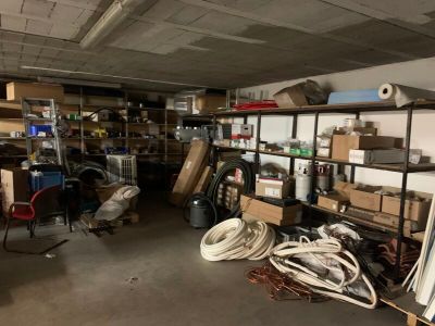 une pièce remplie de nombreuses boîtes et d'autres objets