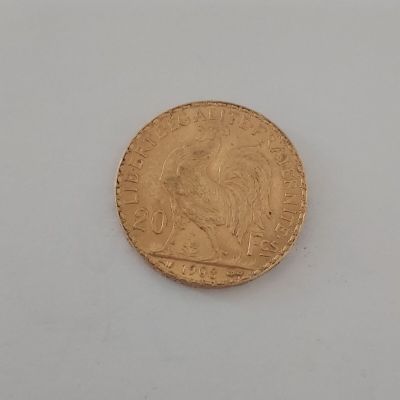 une image d'une pièce d'or sur une surface blanche