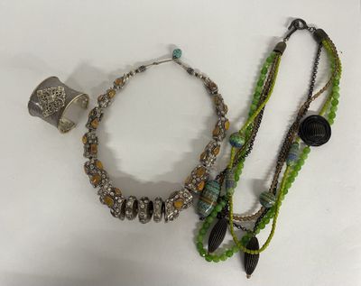 REUNION de 2 COLLIERS. Un collier en maillechort avec incrus…