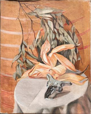 un tableau représentant un oiseau posé sur une table avec des fleurs