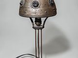 une image représentant une lampe avec un pied en métal et un abat-jour en métal