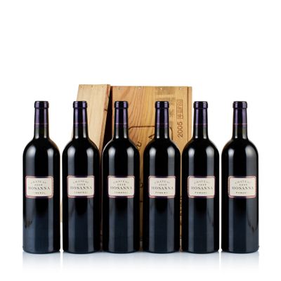six bouteilles de vin rouge devant une caisse en bois