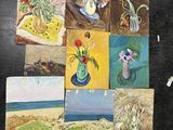 de nombreuses peintures sur un tableau noir avec un fond noir