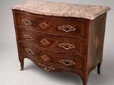 commode ancienne avec dessus en marbre et poignées en laiton