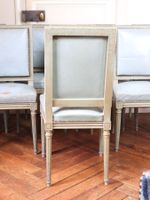 SUITE DE HUIT CHAISES de salle à manger en bois mouluré, scu… (photo 6)
