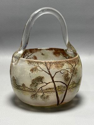 DANS LE GOUT DE LEGRAS Panier en verre à décor peint et émai…