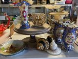 un grand nombre de vases posés sur une table