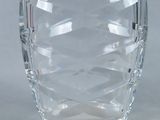 un vase en verre transparent orné d'un motif en forme de diamant