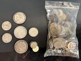 un sac de pièces posé sur une table à côté d'un autre sac de pièces