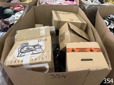 de nombreux cartons de vêtements et d'autres objets dans une pièce