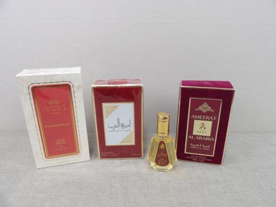 trois parfums différents sont posés les uns à côté des autres sur une table