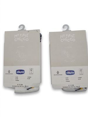 deux paires de chaussettes blanches portant l'inscription « Chicco »