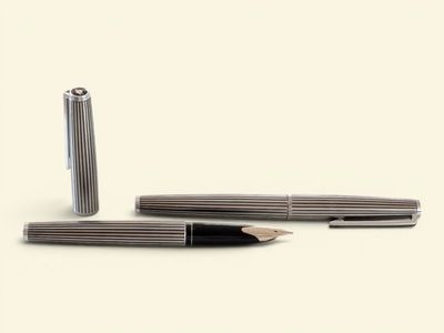 un stylo et un crayon posés l'un à côté de l'autre sur une table