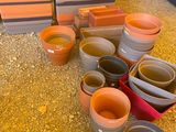 de nombreux bols et tasses posés par terre les uns à côté des autres