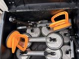 une boîte avec un tas d'outils à l'intérieur