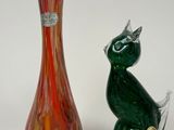 deux vases posés l'un à côté de l'autre sur une surface blanche