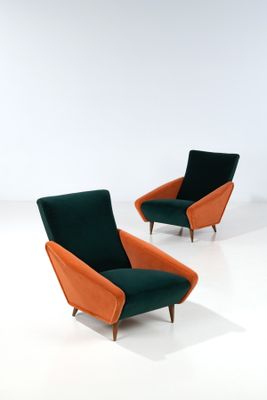 deux chaises vertes et orange dans une pièce blanche aux murs blancs