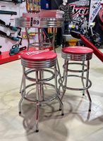 MILWAUKEE. Table haute et 2 tabourets, et 2 tapis, siglés