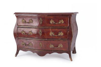 une image d'une commode en bois avec des poignées en laiton