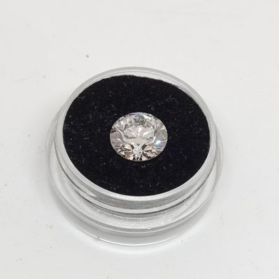 l'image d'un diamant repose dans une boîte noire posée sur une surface blanche