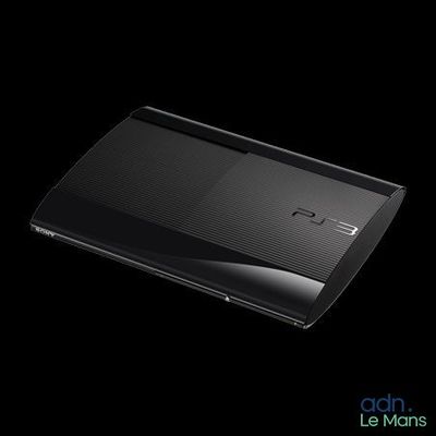 La PlayStation de Sony est posée sur une surface noire, avec un arrière-plan noir.