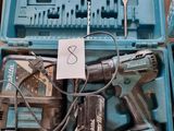 une boîte à outils bleue avec des outils sur une table