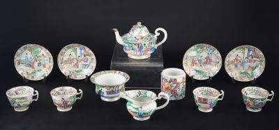 de nombreux types différents de théières, de tasses et de soucoupes