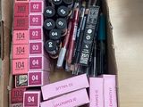 une boîte remplie de produits de maquillage posée sur une table