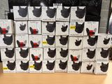de nombreuses boîtes aux motifs variés posées sur une table