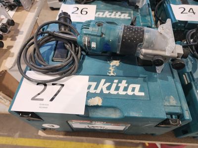 une machine bleue posée sur une boîte