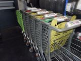 un caddie rempli de récipients en plastique dans un magasin