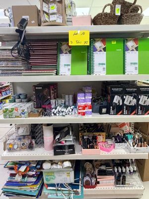beaucoup d'articles de papeterie sur les rayons du magasin