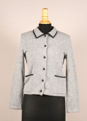 une veste et une jupe pour femme sur un mannequin, un mannequin, un mannequin, un mannequin, un mannequin, un mannequin, un mannequin, un mannequin, un mannequin