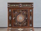 un petit meuble en bois orné d'un motif décoratif