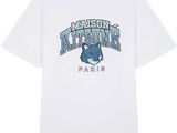 un t-shirt blanc avec un logo bleu et blanc sur le devant