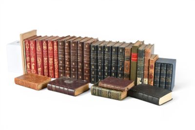 plusieurs vieux livres sont alignés sur une surface blanche