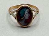 une photo d'une bague sur laquelle figure le portrait d'une femme