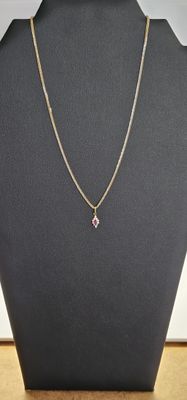gros plan d'un collier sur un mannequin posé sur une table