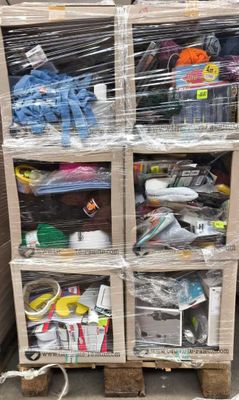 de nombreuses caisses de marchandises empilées sur des palettes