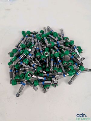 une pile de Lego verts et bleus posée sur une table
