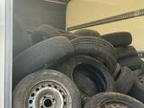 beaucoup de pneus à l'arrière d'un camion