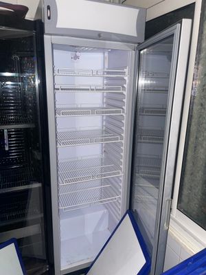 un réfrigérateur ouvert dans une pièce au sol bleu