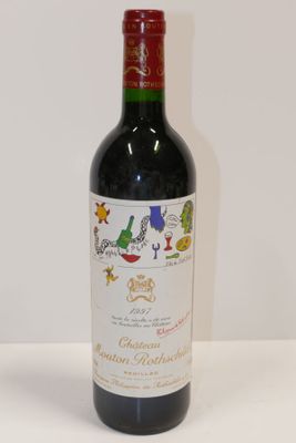 une bouteille de vin posée sur une table