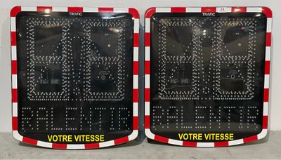 deux panneaux rouges et blancs fixés sur un mur