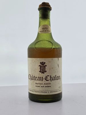 une bouteille de vin posée sur une table
