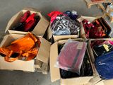 de nombreuses valises posées par terre
