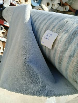 de nombreux rouleaux de tissu exposés dans un magasin