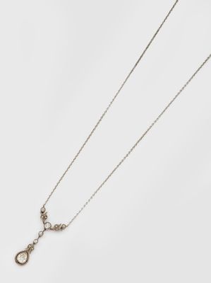 un collier en argent muni d'une chaîne qui y est attachée